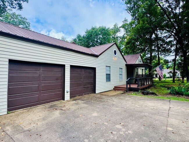 Building Photo - 4-Bedroom just perfect for your family