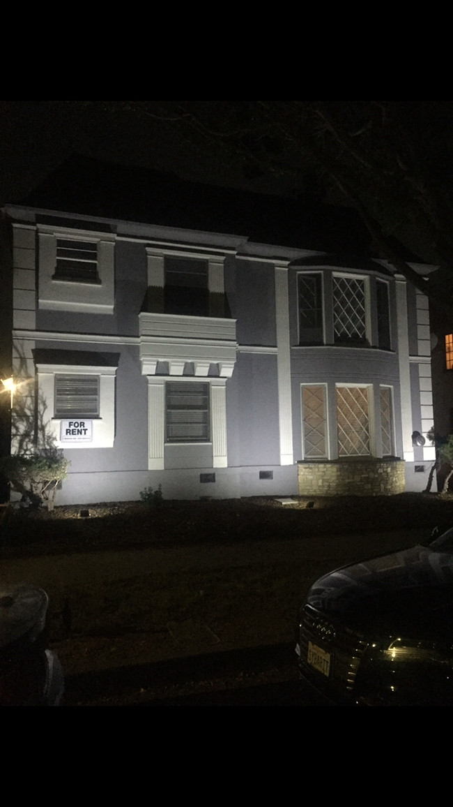 Building Photo - 462 N Orange Grove Ave