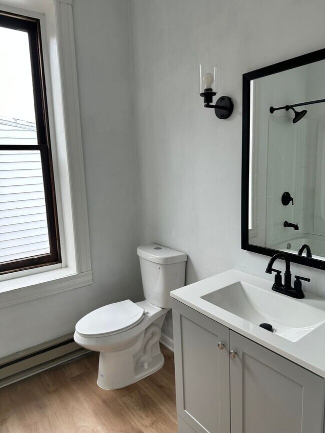 Foto del edificio - Remodeled 3 bedroom apartment