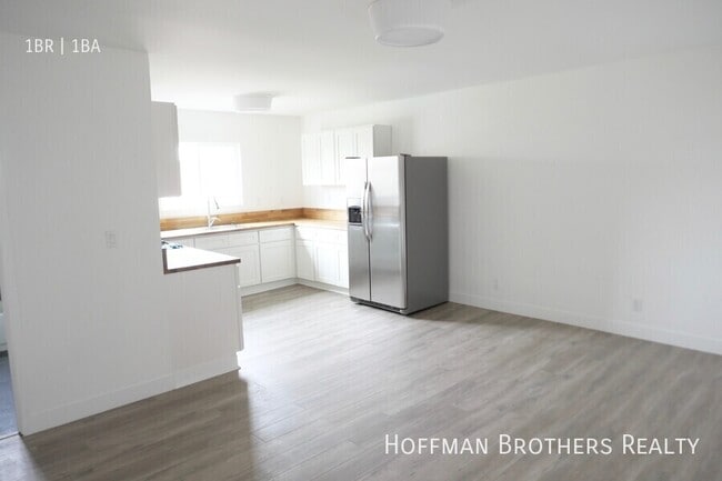 Building Photo - 925 1/2 W 41st Dr