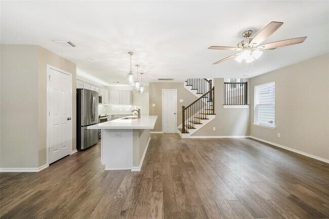 Building Photo - 101 N Villa Oaks Dr