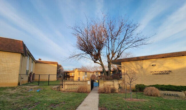 Foto del edificio - Huntington Condominiums, ground level, immaculate 1BR, 1BTH. Near biking/walking trails!