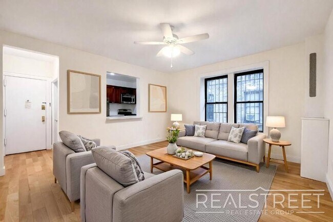 Building Photo - Renovated Giant Prewar 1 bedroom in Brooklyn Heights!