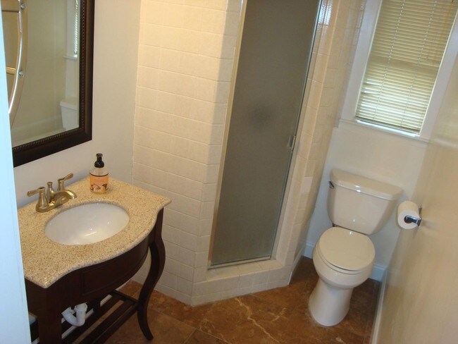 Foto del edificio - 1335 Ashwood Dr