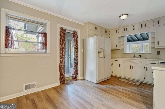 Building Photo - 820 Pinehill Dr