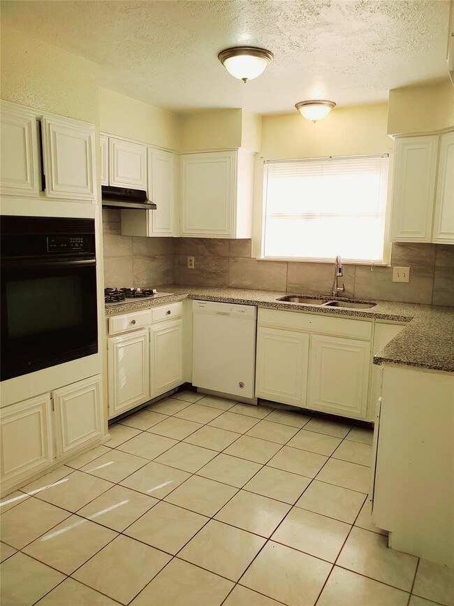 Foto del edificio - 11806 Hillcroft Ave