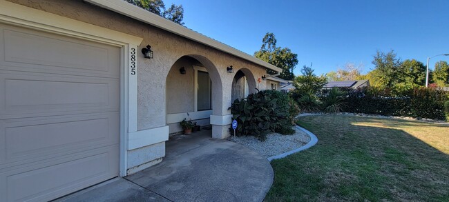 Foto del edificio - South Redding Home With Peaceful, Park-Lik...