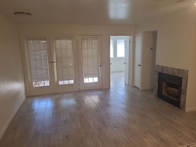 Building Photo - Close to Arizona Mills Mall