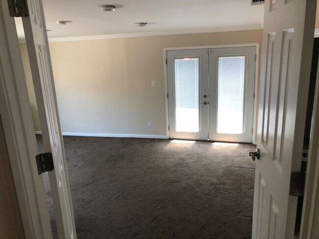 Foto del edificio - Stunning 3-Bedroom Burbank Home with Office & Entertainer’s Backyard