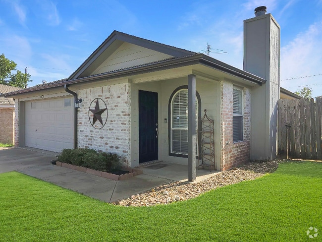 Building Photo - 2205 Montrose Cir