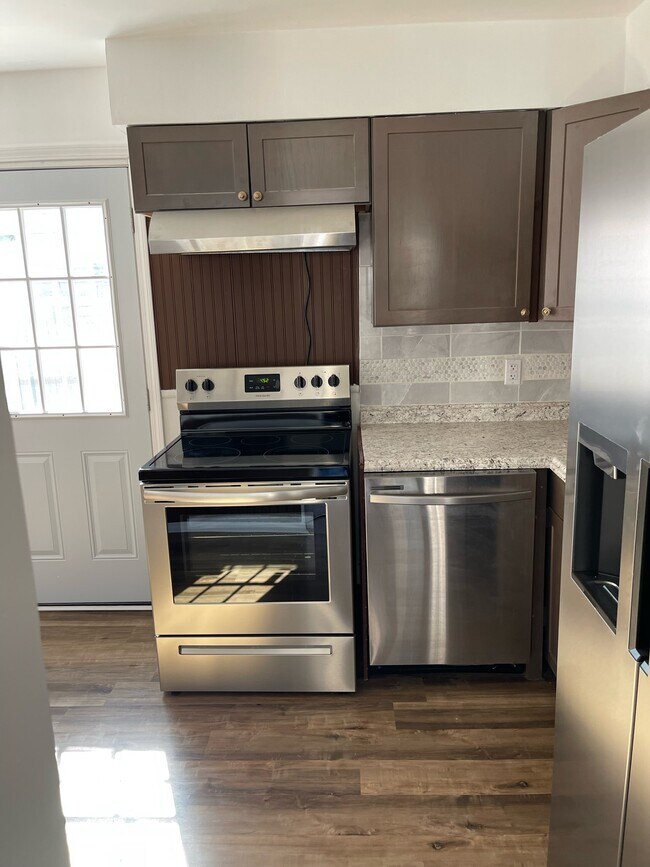 Foto del edificio - 5742 Pine Tree N