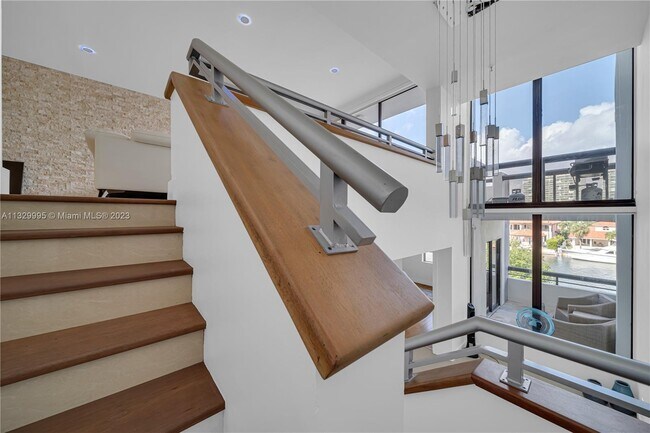 Building Photo - 393 Poinciana Dr