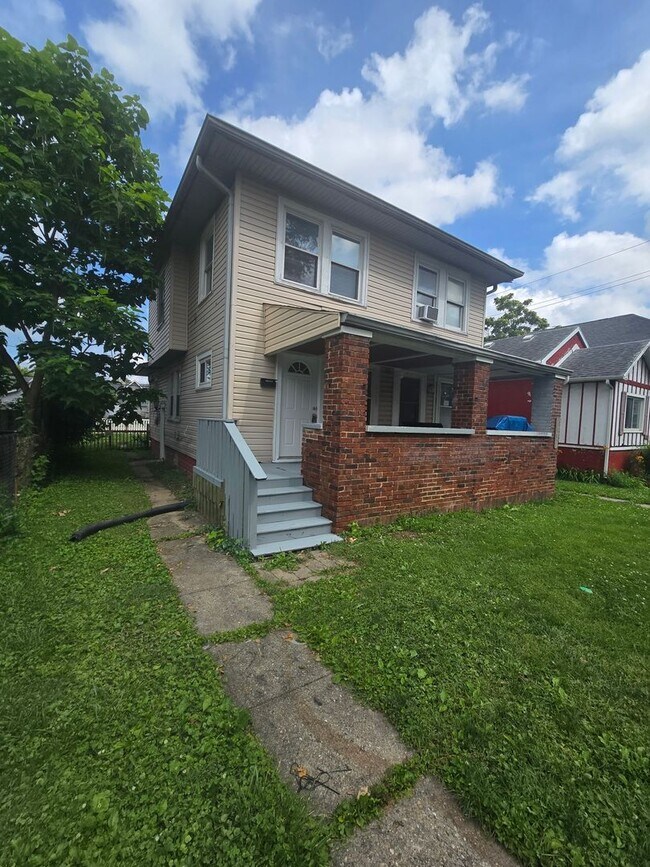 Foto del edificio - SOUTHSIDE TWO BEDROOM DUPLEX WITH LARGE BACK YARD