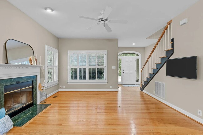 Building Photo - Location meets effortless living in this beautiful END UNIT townhome