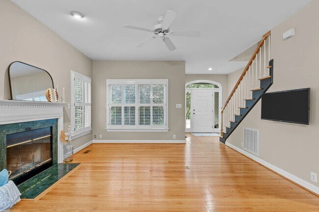 Foto del edificio - Location meets effortless living in this beautiful END UNIT townhome