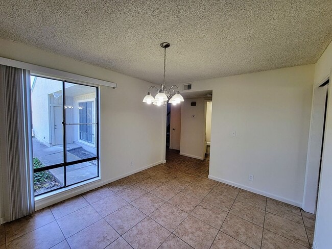 Building Photo - Spacious 4 Bedroom 2.5 Bath Townhouse With...