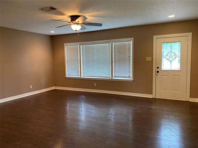 Building Photo - 804 5th St