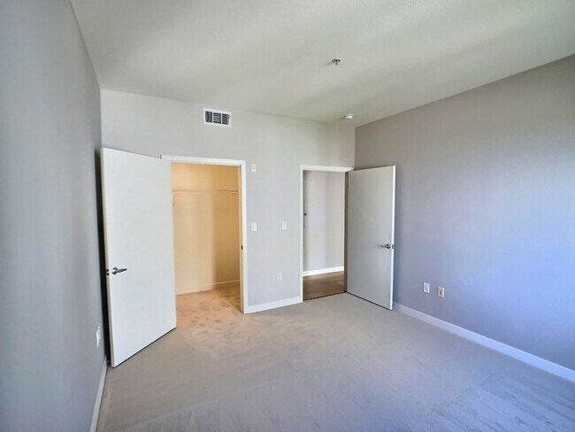 Foto del edificio - 1 Bedroom Flat for Rent at Plant 51 in Dow...