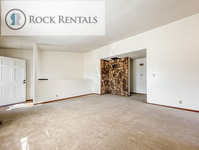 Building Photo - 2 Bed 2 Bath Duplex with Full Basement