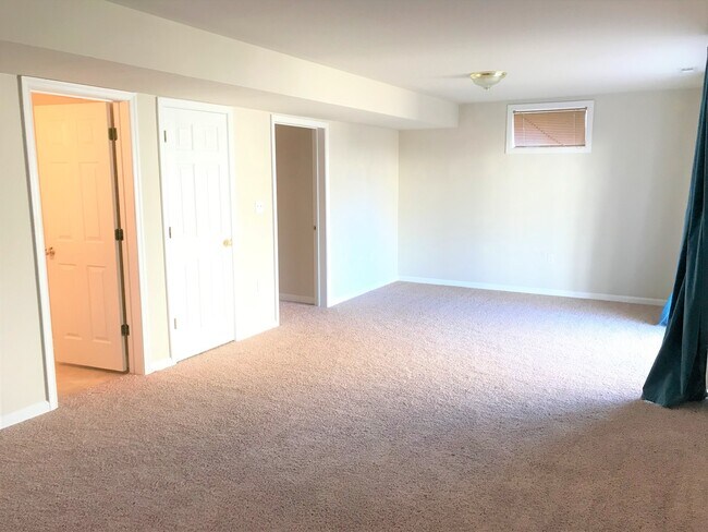 Building Photo - STAFFORD - 5 BEDROOM HOME -  MINUTES TO QU...