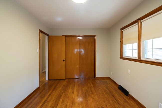 Building Photo - Charming Ranch Home with a great yard in Desirable Southwest Columbia