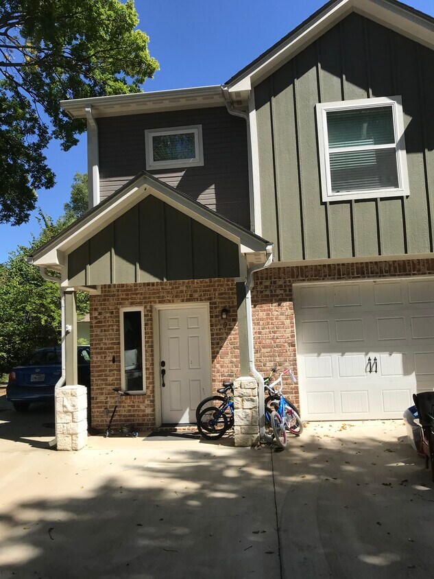 205 W Valley St, Lindale, TX 75771 Townhouse for Rent in Lindale, TX