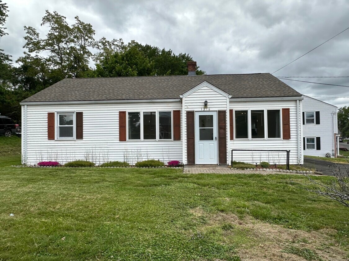 Foto principal - 1216 New Britain Ave