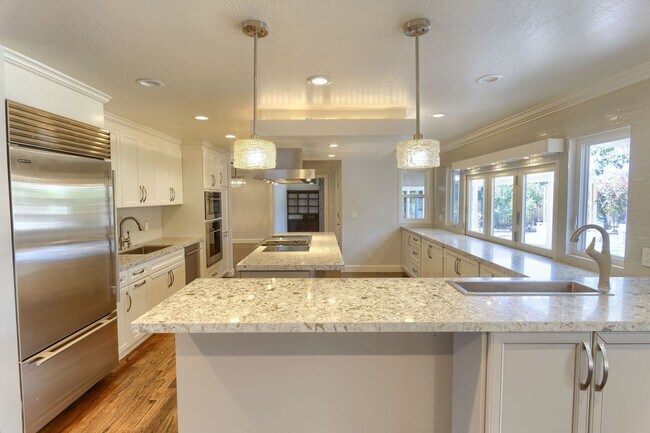 Foto del edificio - Stunning Almaden Valley 4-Bedroom Home