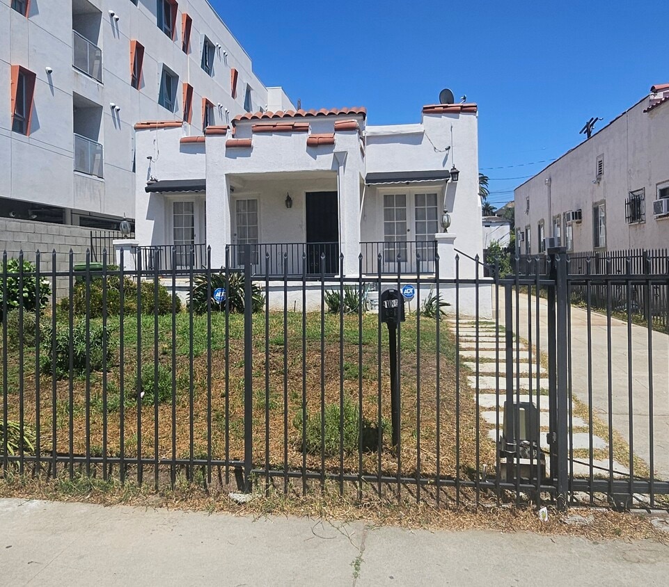 Primary Photo - 1034 N Kenmore Ave