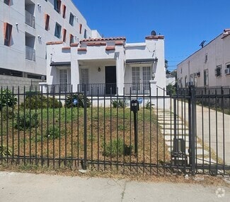 Building Photo - 1034 N Kenmore Ave