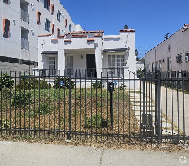 Building Photo - 1034 N Kenmore Ave