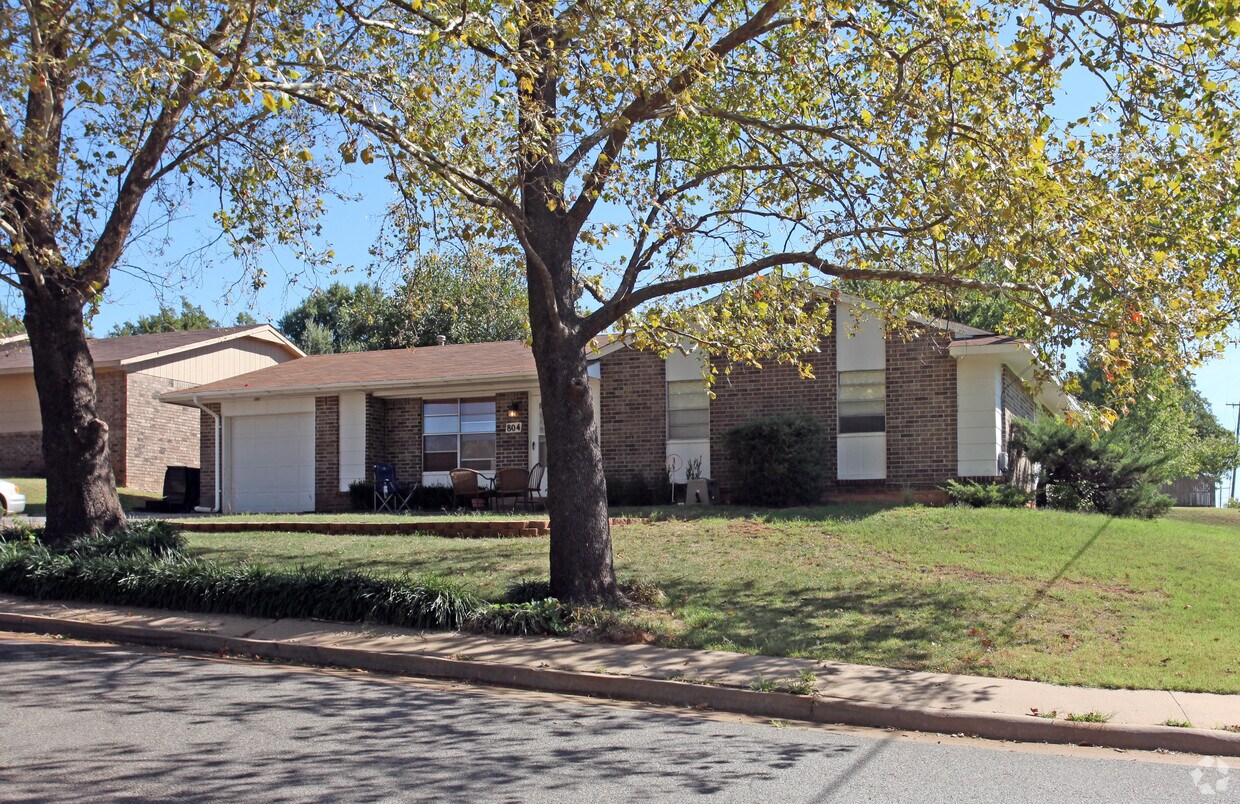 Primary Photo - 804 N Pine Brook Dr
