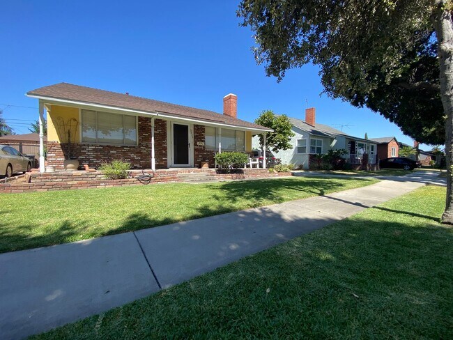 Building Photo - Three Bedroom Lakewood House For Rent!