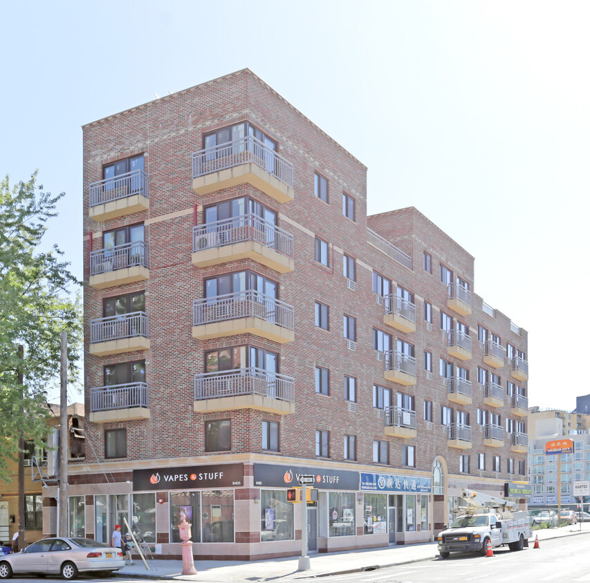 Foto principal - 8405 Queens Blvd