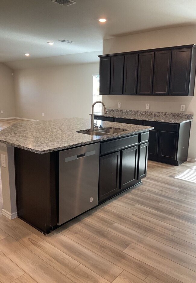 Foto del edificio - COMING SOON!