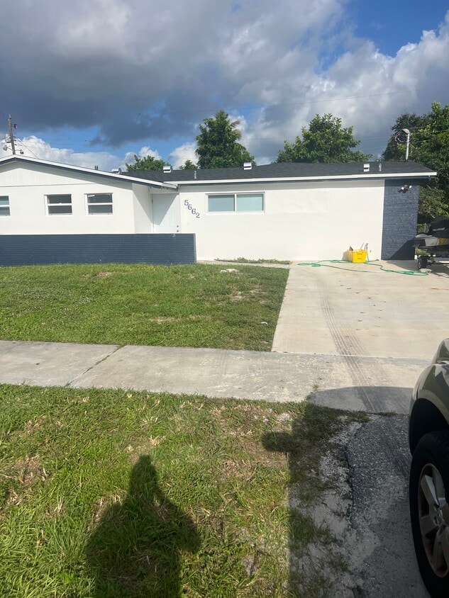 Primary Photo - 5662 Parke Ave
