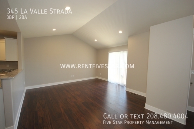 Building Photo - Beautiful Townhome With Primary Bedroom, E...