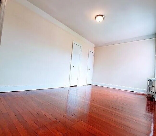 Foto del edificio - "Charming 1-Bed Oasis in the Heart of Woodside, NY!"