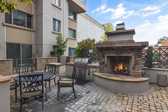 Building Photo - 931 E Walnut St