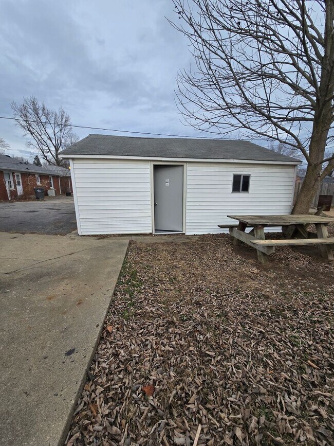 Foto del edificio - Three Bedroom Home Located in Warren Township near 10th and Franklin Rd
