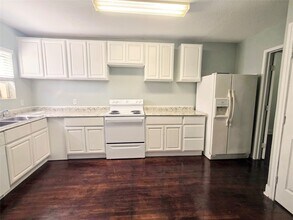 Building Photo - 1552 Lombardy St