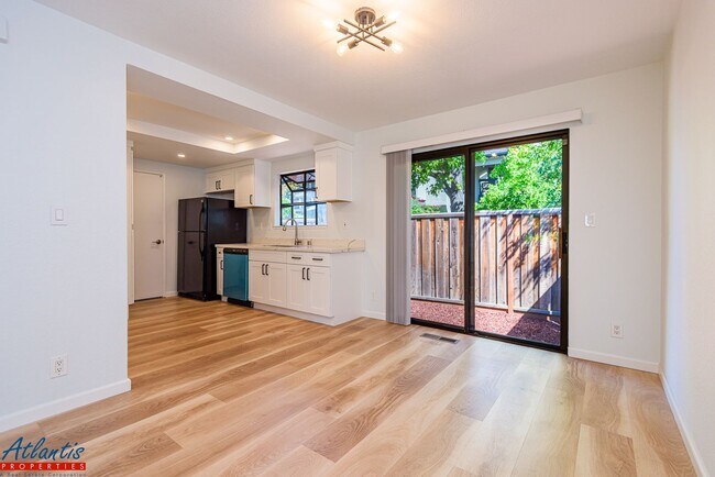 Foto del edificio - Beautiful Condo | Remodeled | Private Outd...
