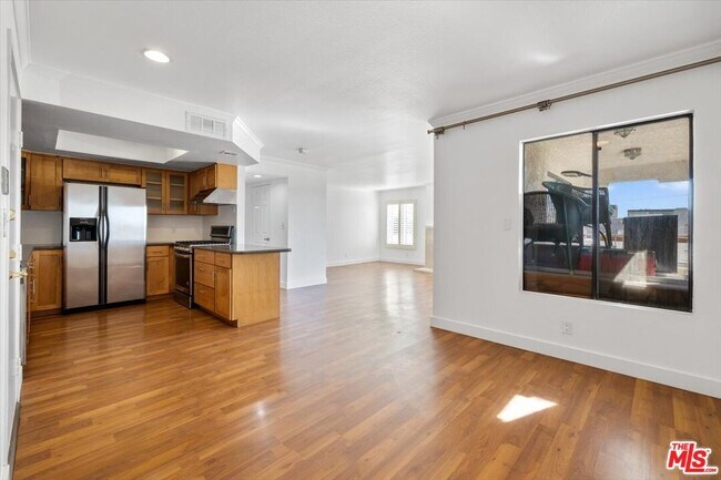 Building Photo - 1616 Granville Ave