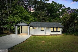 Building Photo - 2223 Columbia Dr