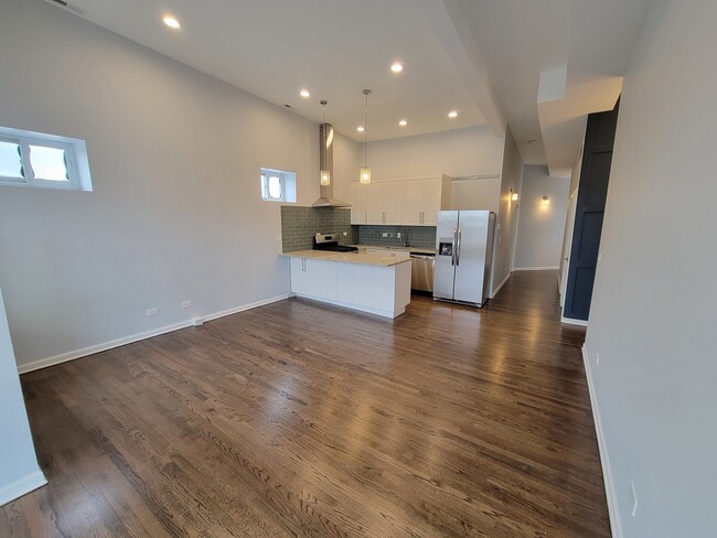 Building Photo - 4844 N Spaulding Ave