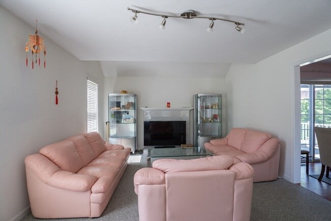 Building Photo - 30 Briarcliff Dr