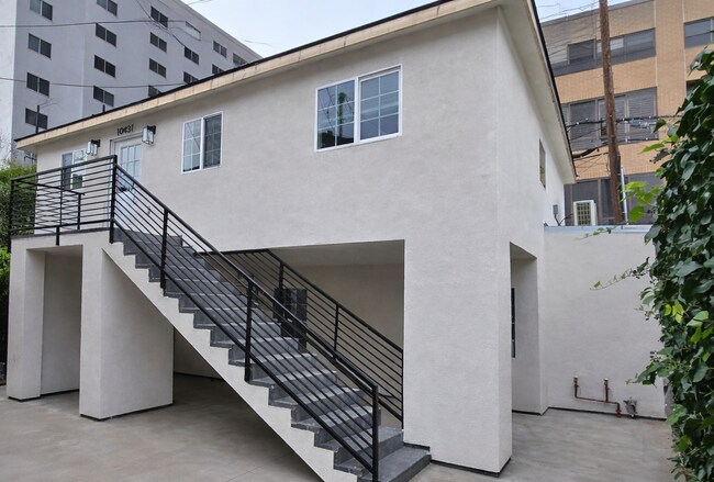 Foto del edificio - 10435 Ashton Ave