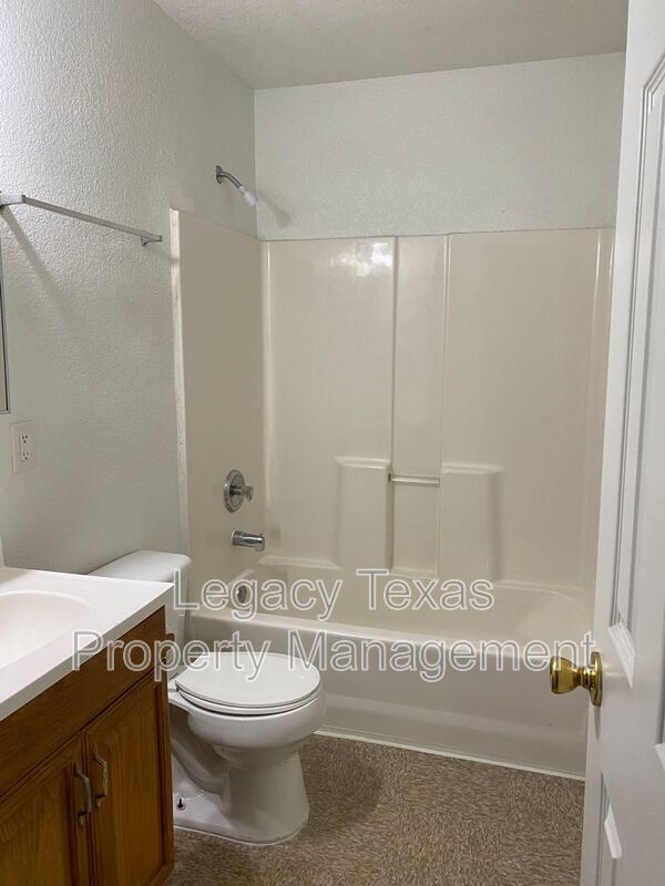 Building Photo - 404 N Anglin St