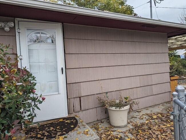 Foto del edificio - **PENDING** Spacious pet-friendly Clarksto...