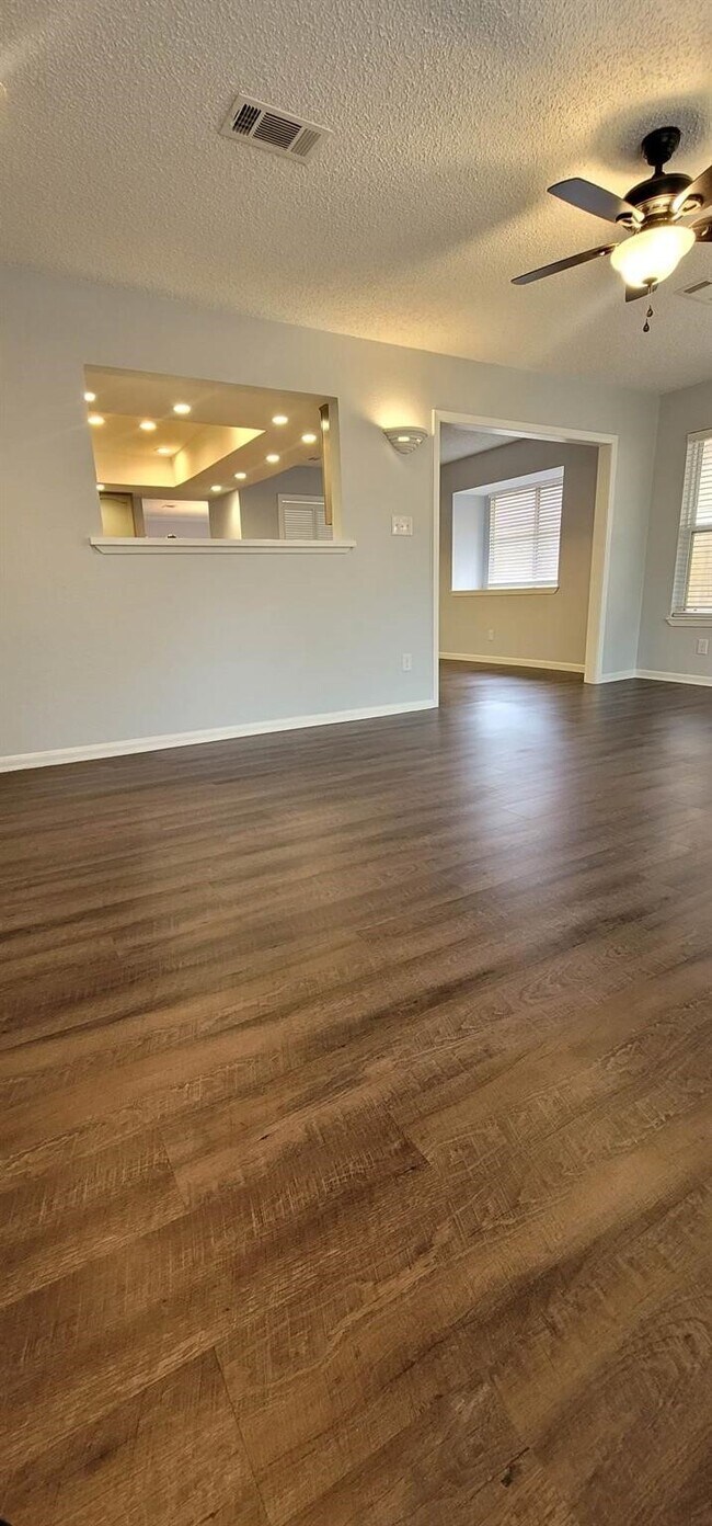 Foto del edificio - 9614 Charter Ridge Dr